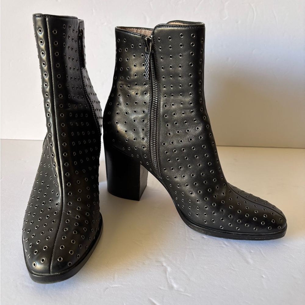 Donald J Pilner Black Leather Sonomasp Grommet Booties